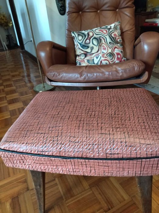 Banco pousa pés muito antigo e em muito bom estado.