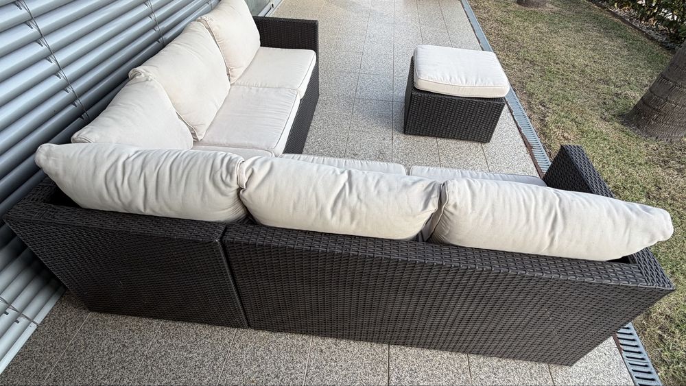 Sofa de jardim com almofadas