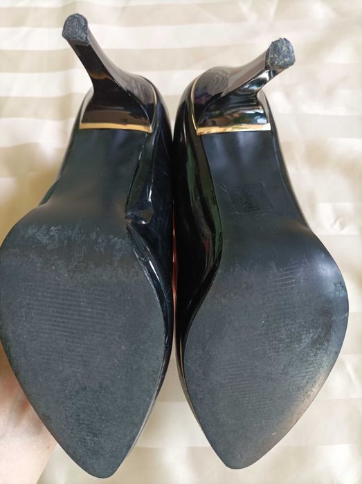 Czarne szpilki lakierowane