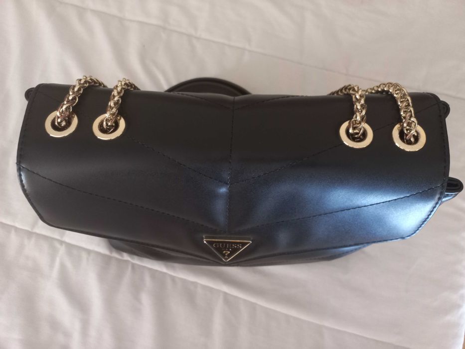 Mala Guess preta almofadada