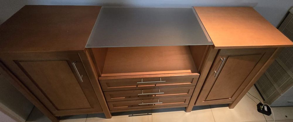 Móvel aparador de madeira