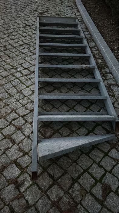 Escada em ferro metalizada