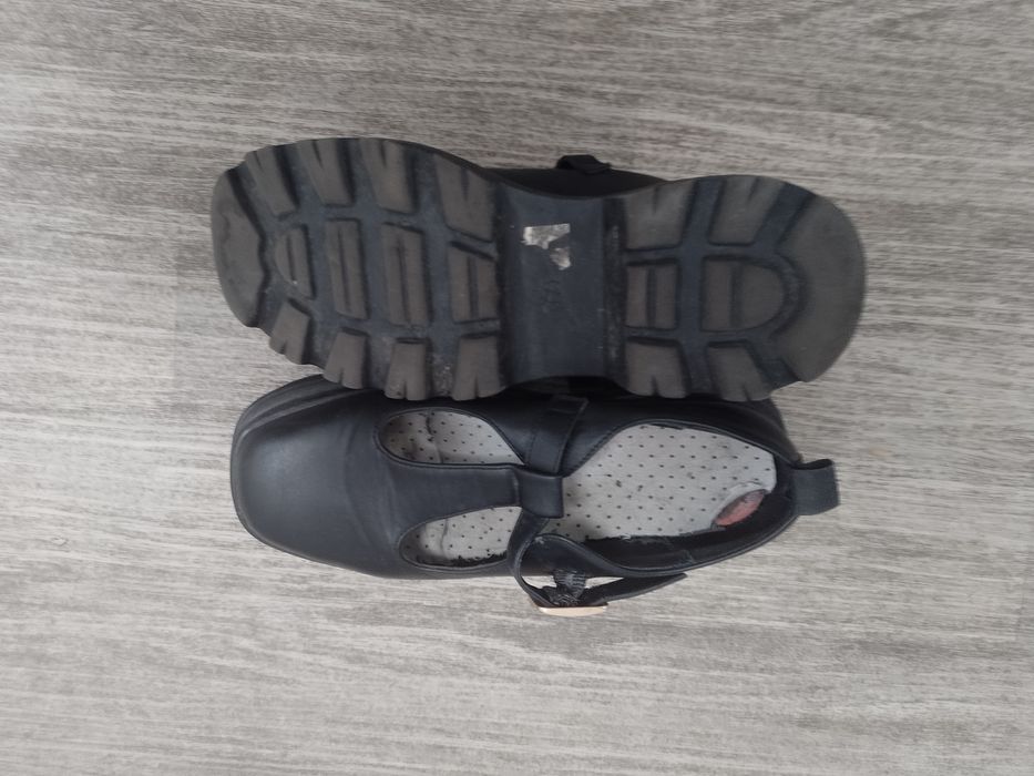 Sprzedam damskie buty rozmiar 40.