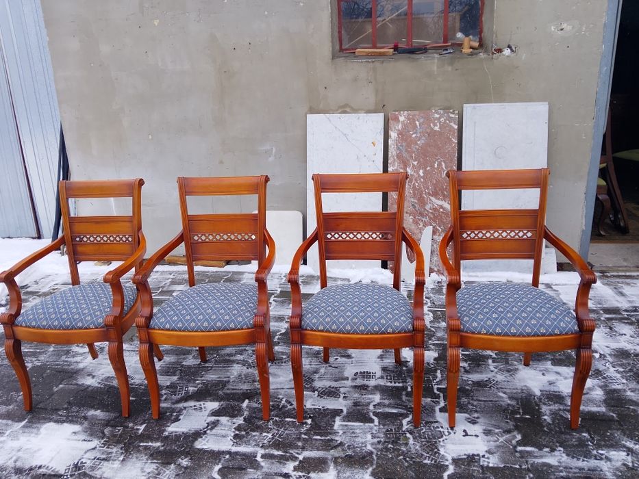 Piękne solidne krzesła -fotele drewniane  jak nowe.
