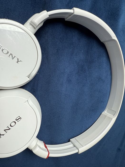 Białe słuchawki Sony, oldschoolowe słuchawki basowe Sony