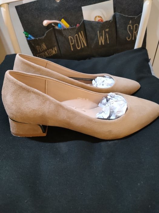 Beżowe buty czółenka