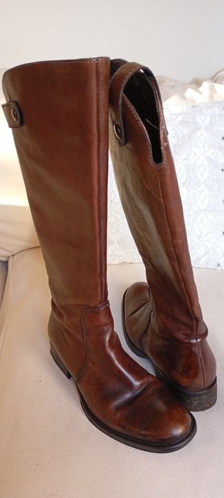 Bota em pele de cano alto castanho