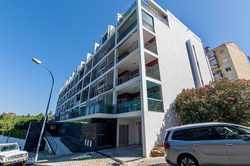 T3 com vista sobre o Jamor, box de 58 m² e condomínio com piscina