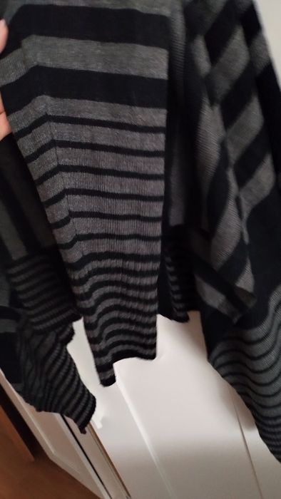 Asymetryczny sweter w paski