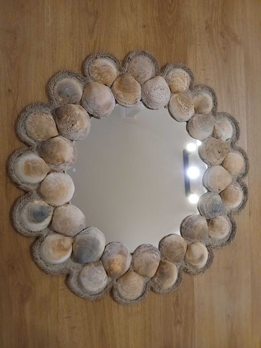 Espelho decorado com conchas