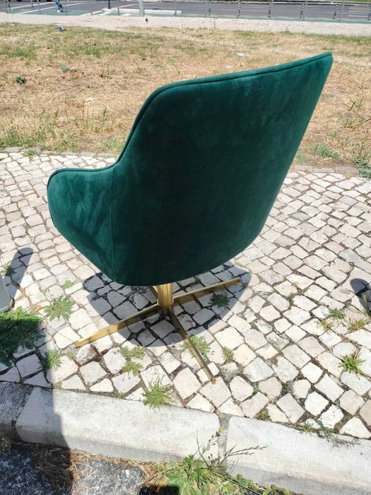 Cadeira giratória em veludo verde com pé de latão