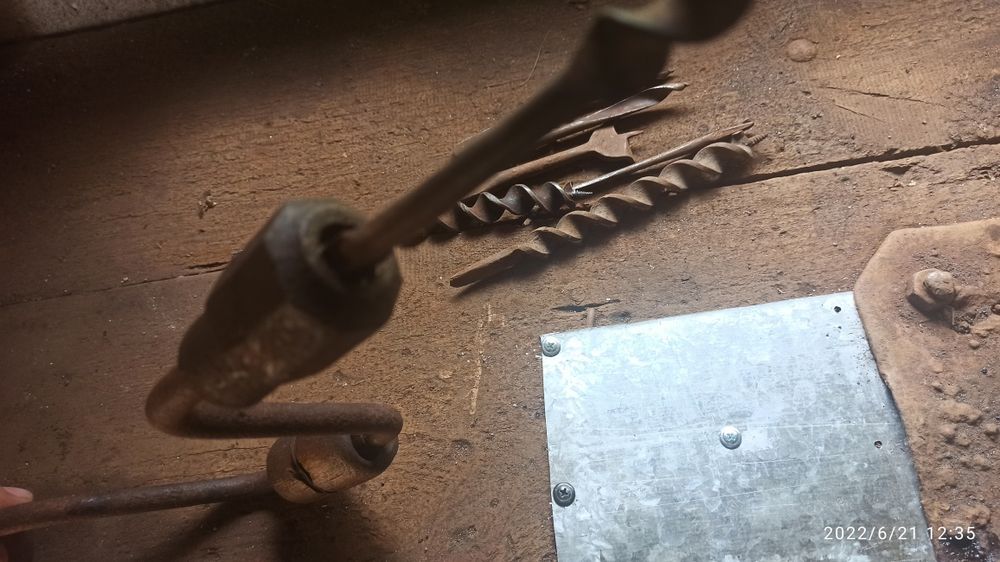 Zabytkowy stary świder do drewna