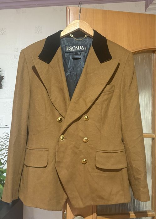 Dwurzedowa Elegancka marynarka Escada