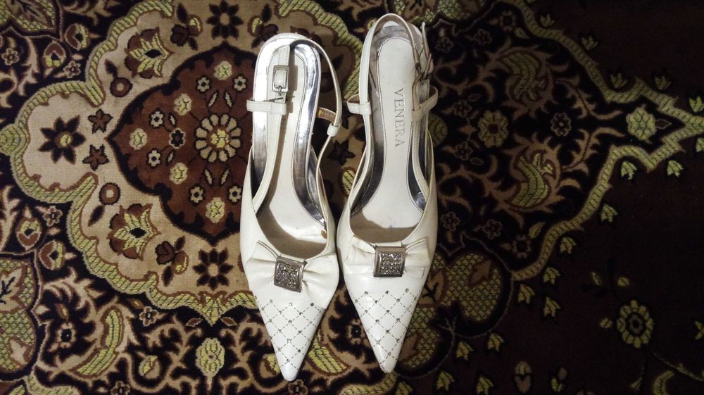Женские кожаные туфли VENERA белые 37 размер в хорошем состоянии