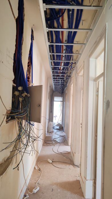 Eletricista profissional e experiente disponível. Orçamento grátis