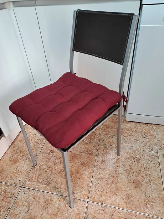 Conjunto de 4 cadeiras de estrutura metálica, com almofadas, para mesa de cozinha