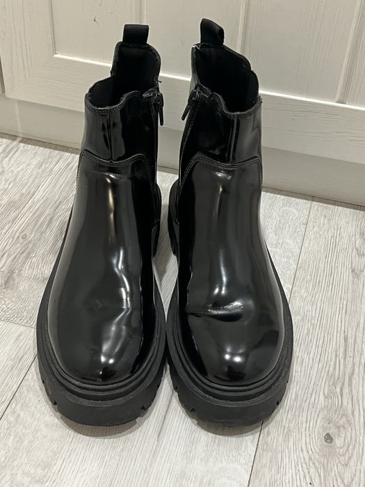 Женские лаковые ботинки челси Zara