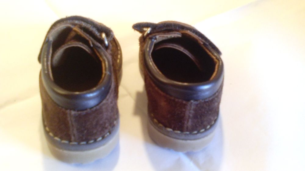 BOTAS  e Sapatos castanhos menino