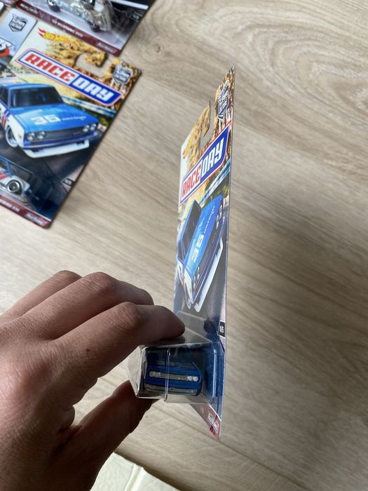 Hotwheels datsun 510 race day  box premium