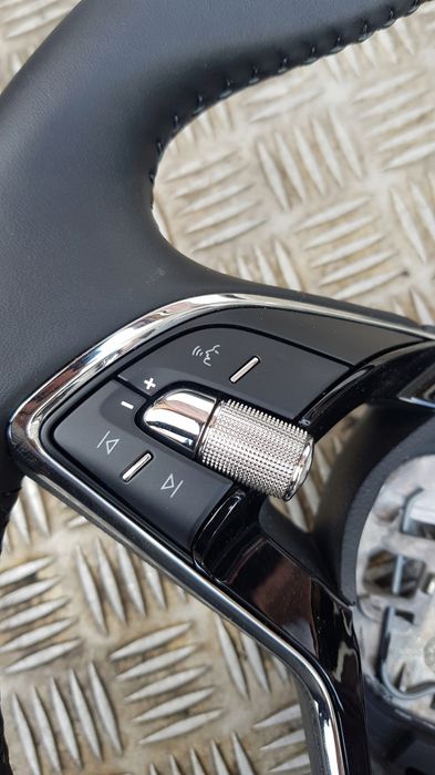Skoda Octavia IV Kierownica skórzana Panel Multi Bardzo ładna