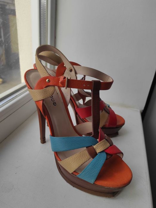 Продам босоножки и туфли фирменные.