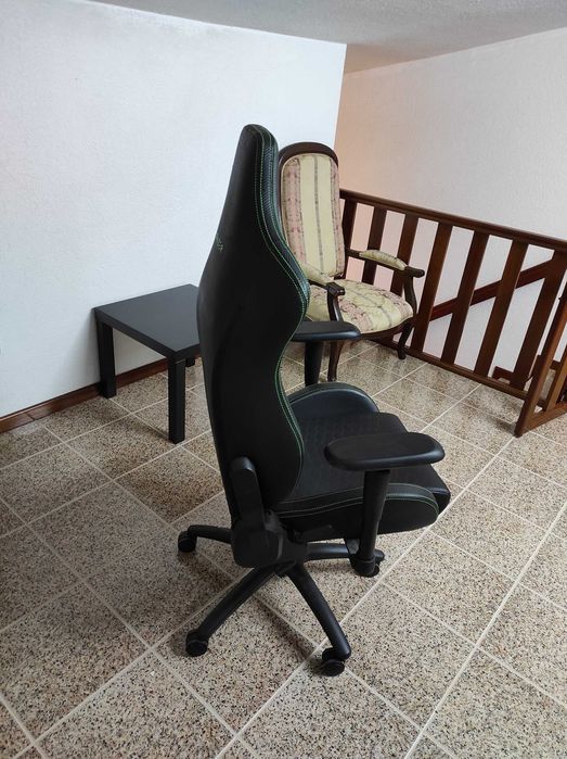 Cadeira de game preta com detalhes verdes