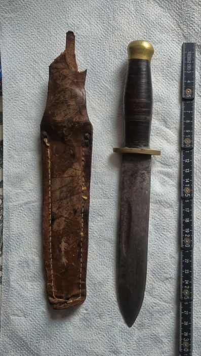 Noż Myśliwski lub wojskowy