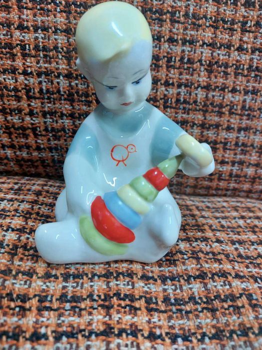 Статуэтка мальчик с пирамидой