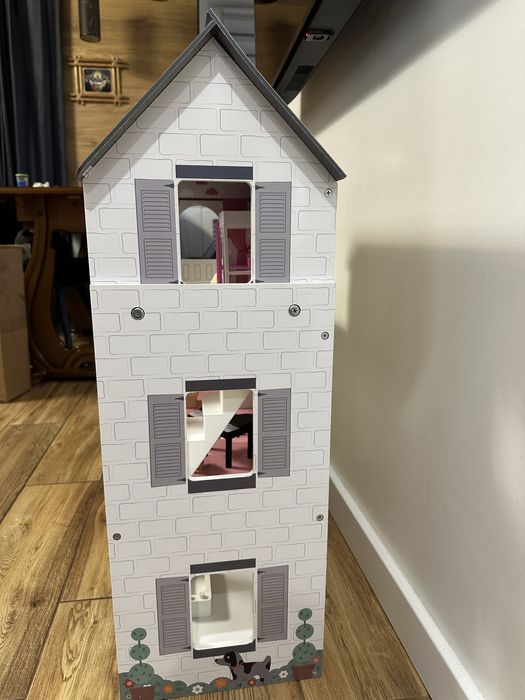 Дитячий деревʼяний будинок для ляльок