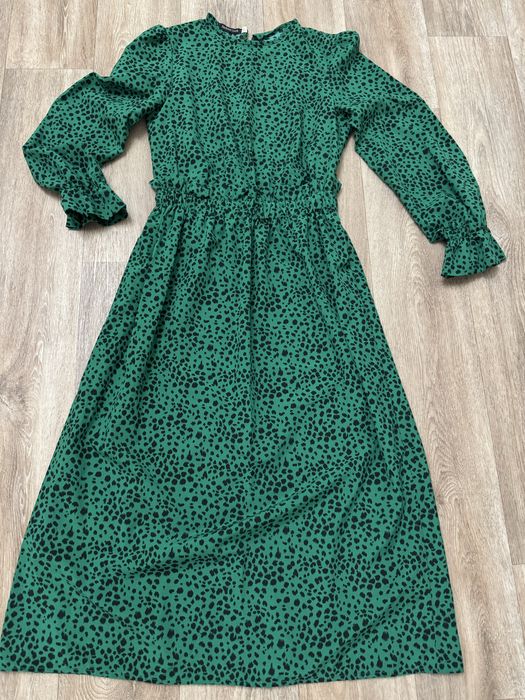 Сукня довжини міді