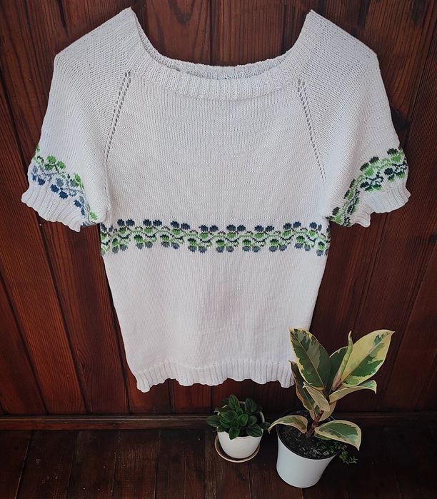 В'язаний білий светр з ніжним рослинним орнаментом