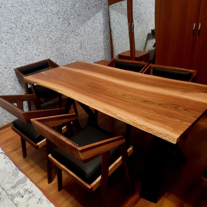 Продається стіл з стільцами  з горіха