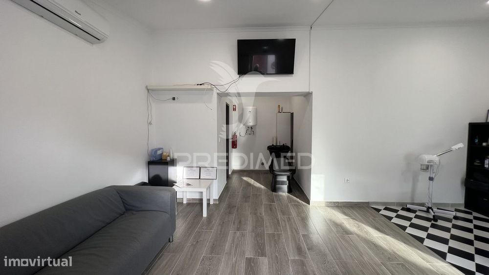 Moradia T1 com Espaço Comercial Remodelado em Albernoa