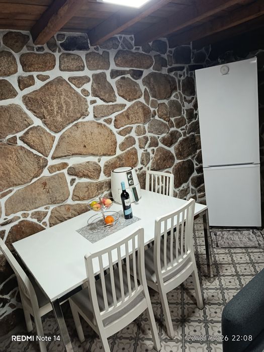 Jogo completo de mesa e cadeiras.