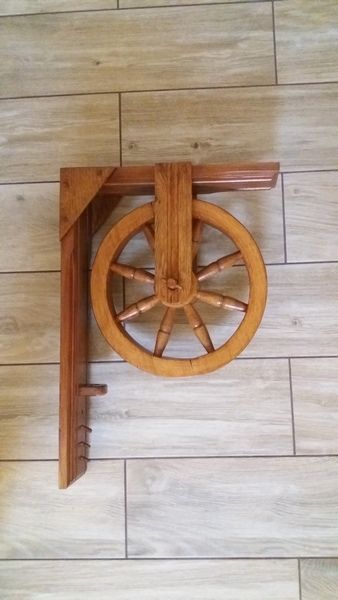 Kinkiet z drewnianym kołem