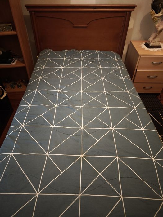 Cama de Solteiro em Madeira Maciça - 100€