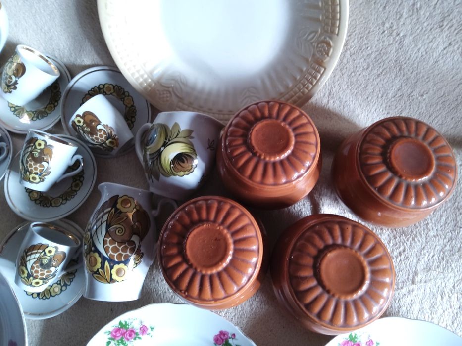 Посуда  тарелки ,чашки,молочники