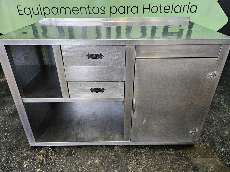 Bancada em inox com gavetas