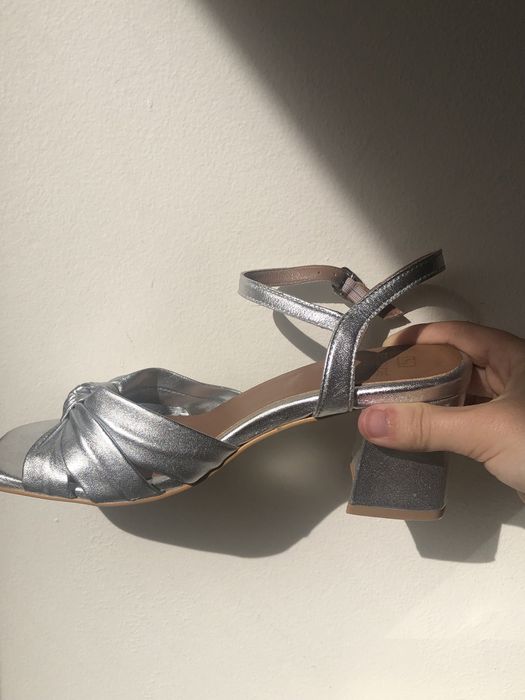 Sandália prateada de festa