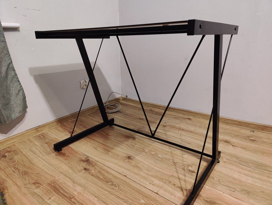 Biurko metalowe szklany blat