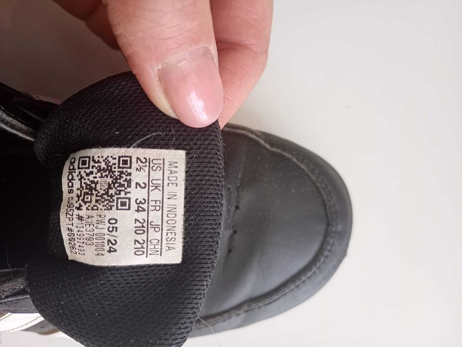 Adidas dziecięce sneakersy r. 34 – czarne z białymi paskami