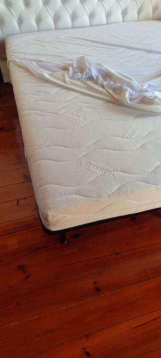 Estrado de cama de casal e colchão