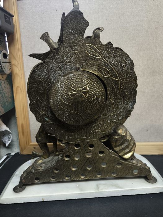 Relógio de Mesa Dourado Antigo
Este relógio de mesa antigo apresenta u