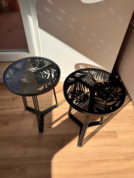 Mesas de metal com folhas decorativas