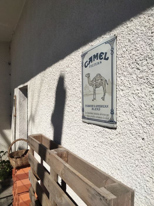 Rara placa de metal/folheado antiga com relevo publicitário dos cigarros Camel Filters ("Turkish & American Blend").