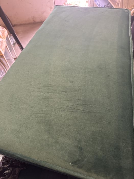 kanapa sofa wersalka zielona ciemnozielona butelkowa zieleń dekoracja