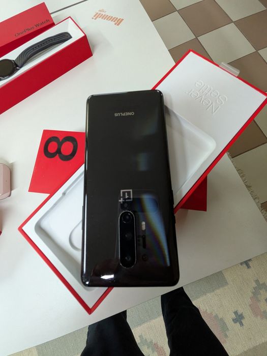 One Plus 8 Pro 128 GB + Watch
