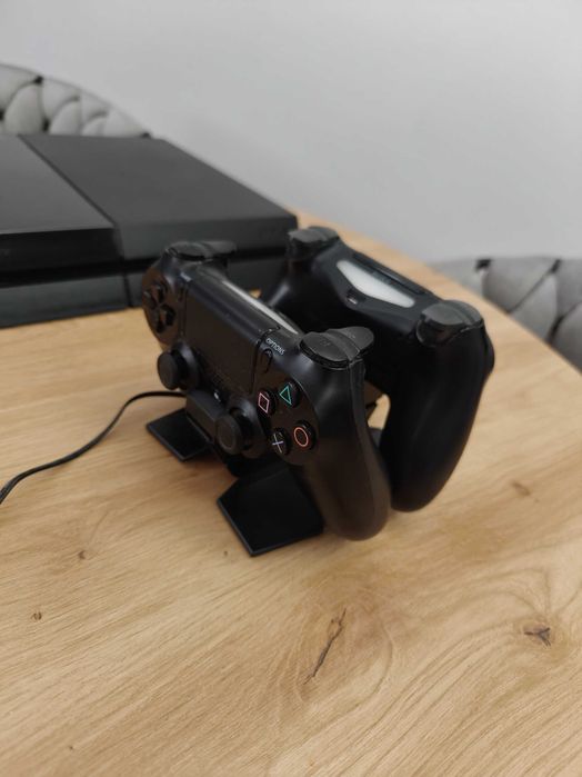PS4 500GB + 2 pady, stacja ładująca i gry Fifa
