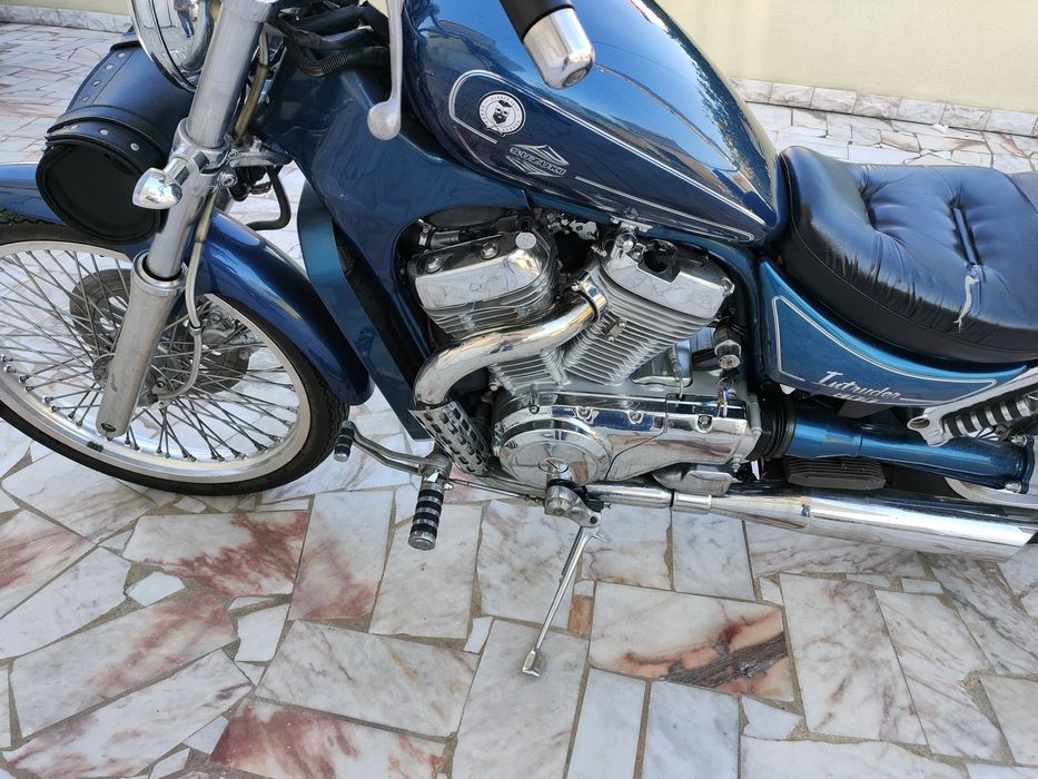 Suzuki intruder vs800