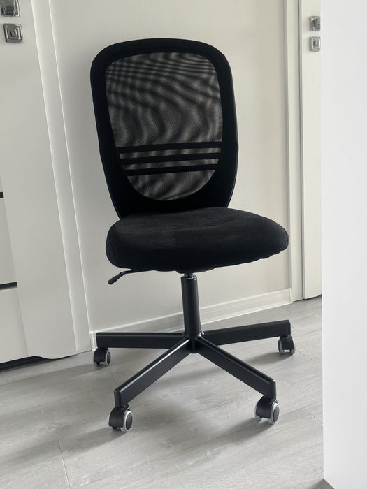 Czarne krzesło biurowe